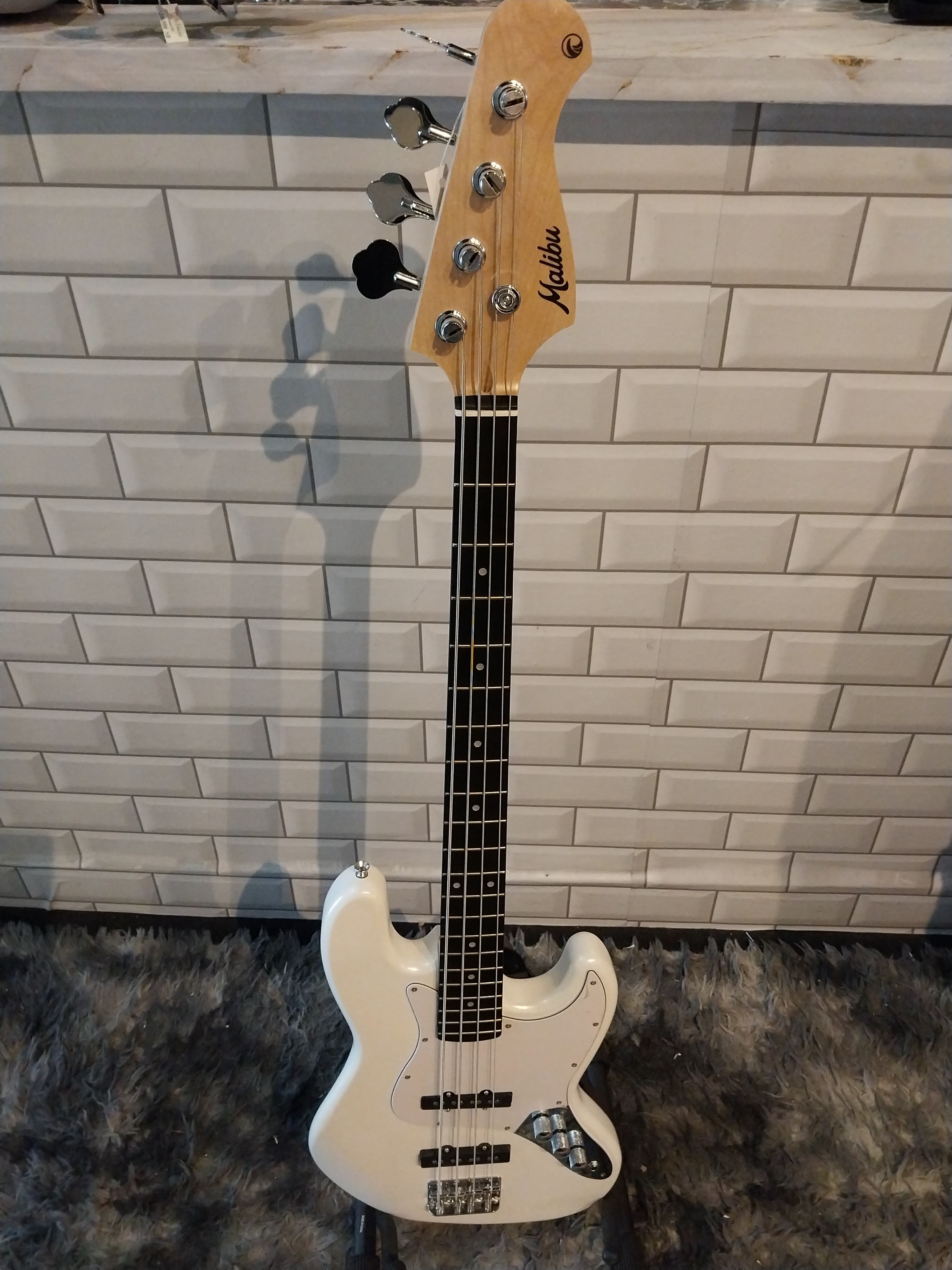 Contra Baixo 4 cordas Malibu Jazz Bass JB-1 - COR: WH(Branco), ESCUDO: Branco 