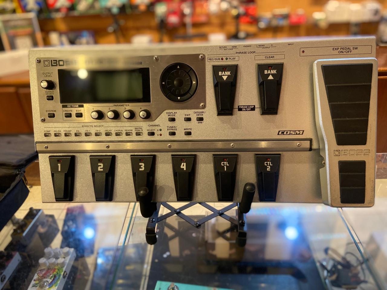 Pedaleira p/Guitarra BOSS GT-10 c/capa e fonte (SEMI NOVA)