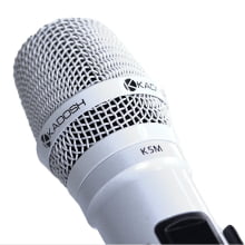  Microfone Kadosh UHF(100freq) de Mão + Mão c/bateria recarregável K-502M BRANCO