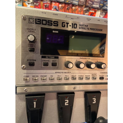 Pedaleira p/Guitarra BOSS GT-10 c/capa e fonte (SEMI NOVA)